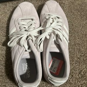 Slightly worn purple shoes. Color is a light purple and size is 8. Great shoes